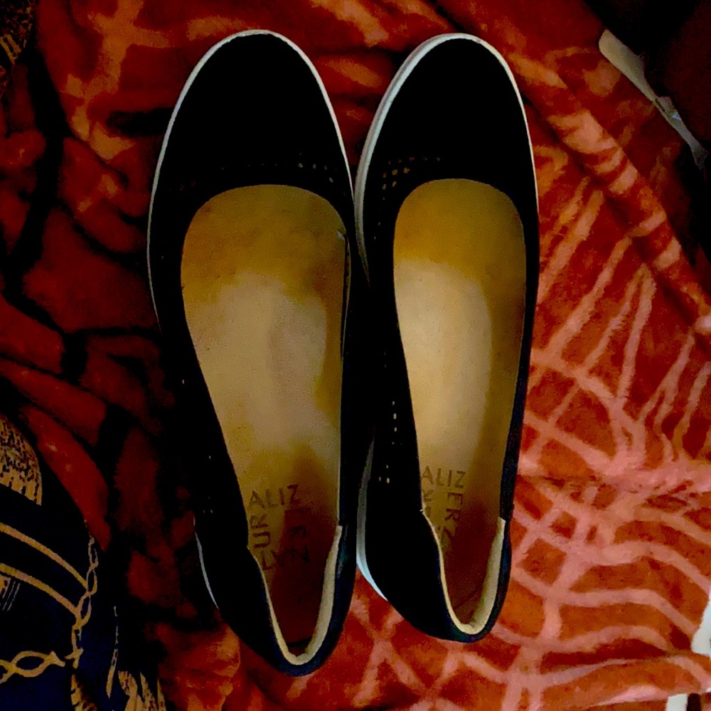 Comfortable pump shoes with supportive wedge.